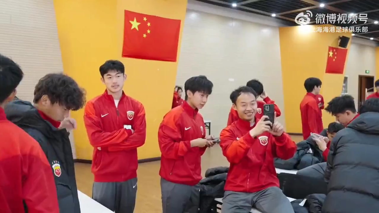 开云体育登录入口-海港B队迎来了新赛季定妆照拍摄，快来听听球员和教练都说了什么